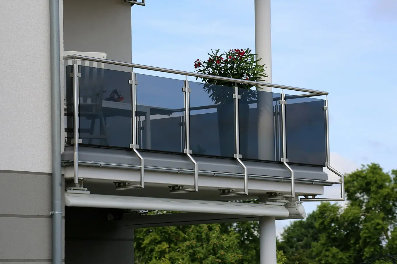 balustrada balkonowa ze stali i szkła