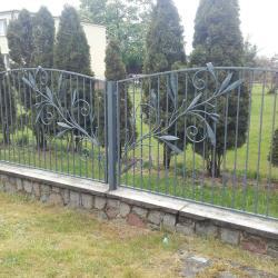 artystyczne ozdobne metalowe ogrodzenie z akcentami florystycznymi