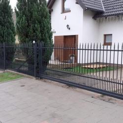metalowa brama wjazdowa na posesję