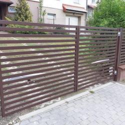 metalowa brązowa brama wjazdowa