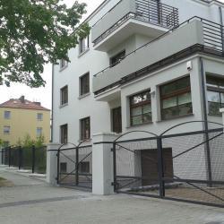 ozdobne ogrodzenie metalowe z brama wjazdowa