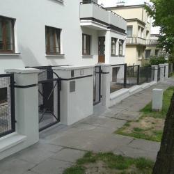 ozdobne ogrodzenie metalowe z furtką