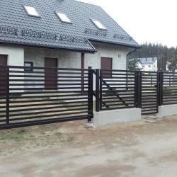 solidna elegancka brama wjazdowa z furtka oraz ogrodzenie z poziomymi belkami