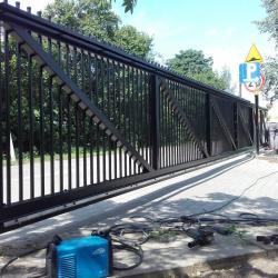 solidna metalowa brama wjazdowa