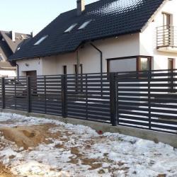 solidne metalowe ogrodzenie posesji