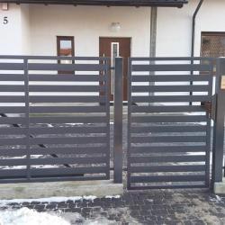 solidne ogrodzenie posesji oraz brama